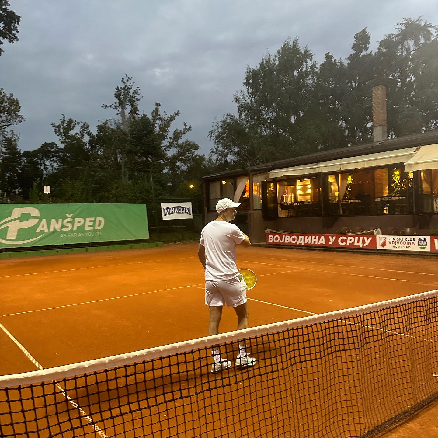 Teniski trener na terenu